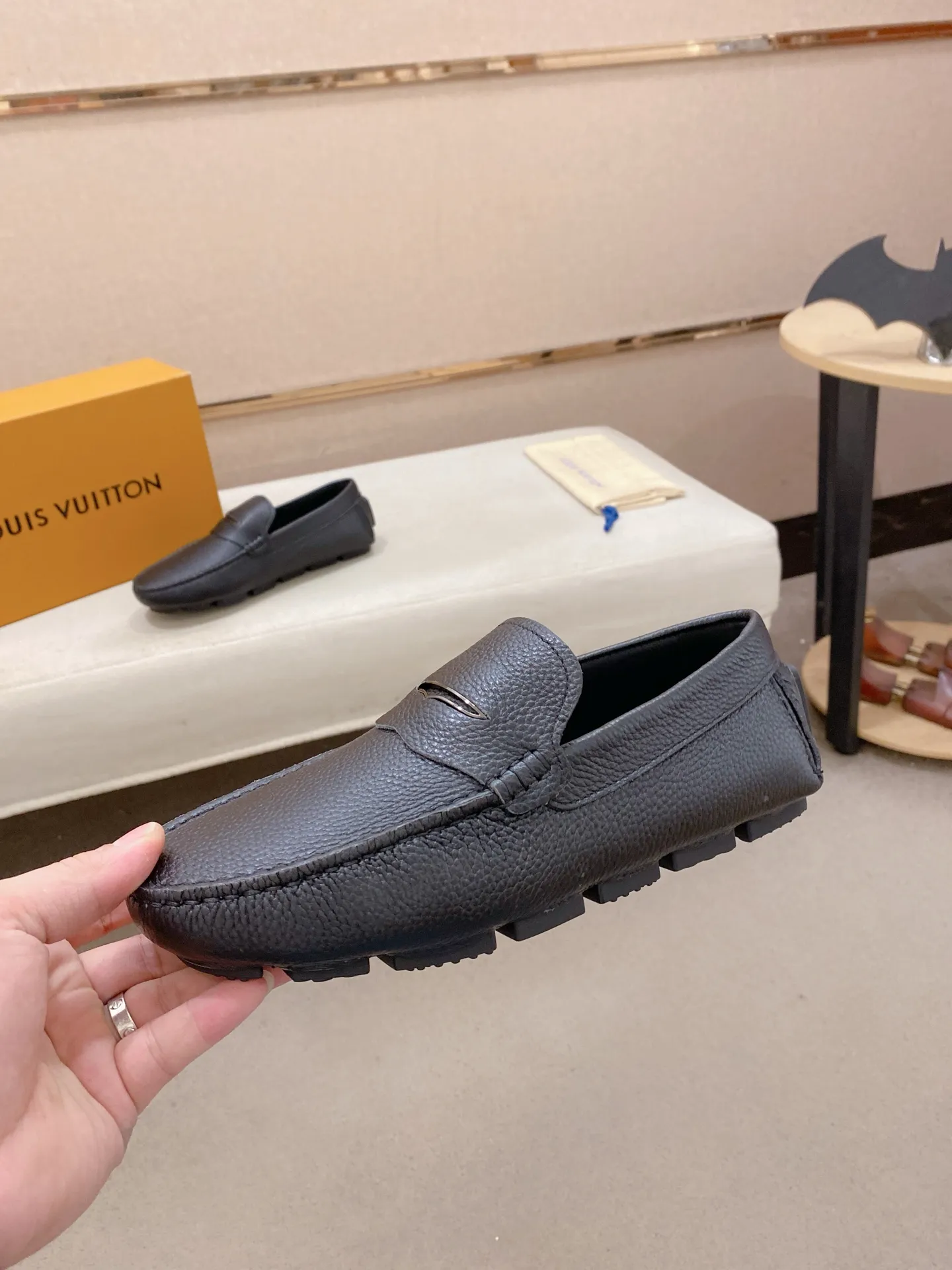Factory price: 500💰High-end quality! LV 🆕🆕Exclusive hot-selling products in stock🔥🔥New products on the shelves, high-quality Ferragamo men's pea shoes, high-end casual driving shoes, with complete packaging! 💪 💪 Material: imported pebbled cowhide 🐂 + imported high-quality buffalo leather lining + wear-resistant outsole 👍🏻👍🏻 Features: high-end and comfortable, purely handmade 🚀 🚀 Create the perfect shoe that suits you best 🔥 🔥 Size: (38-44) Can be customized to 45 standard size!